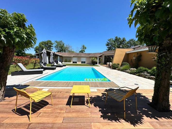 Location de vacances pour 10 personnes, avec piscine ainsi que jardin et jacuzzi à La Brède