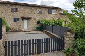 Gîte pour 5 personnes, avec jardin à Les Assions