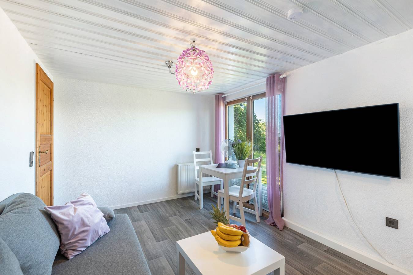 Bungalow 'The View' with Mountain View, Private Terrace and Wi-Fi in Niedenstein, Schwalm-Eder-Kreis