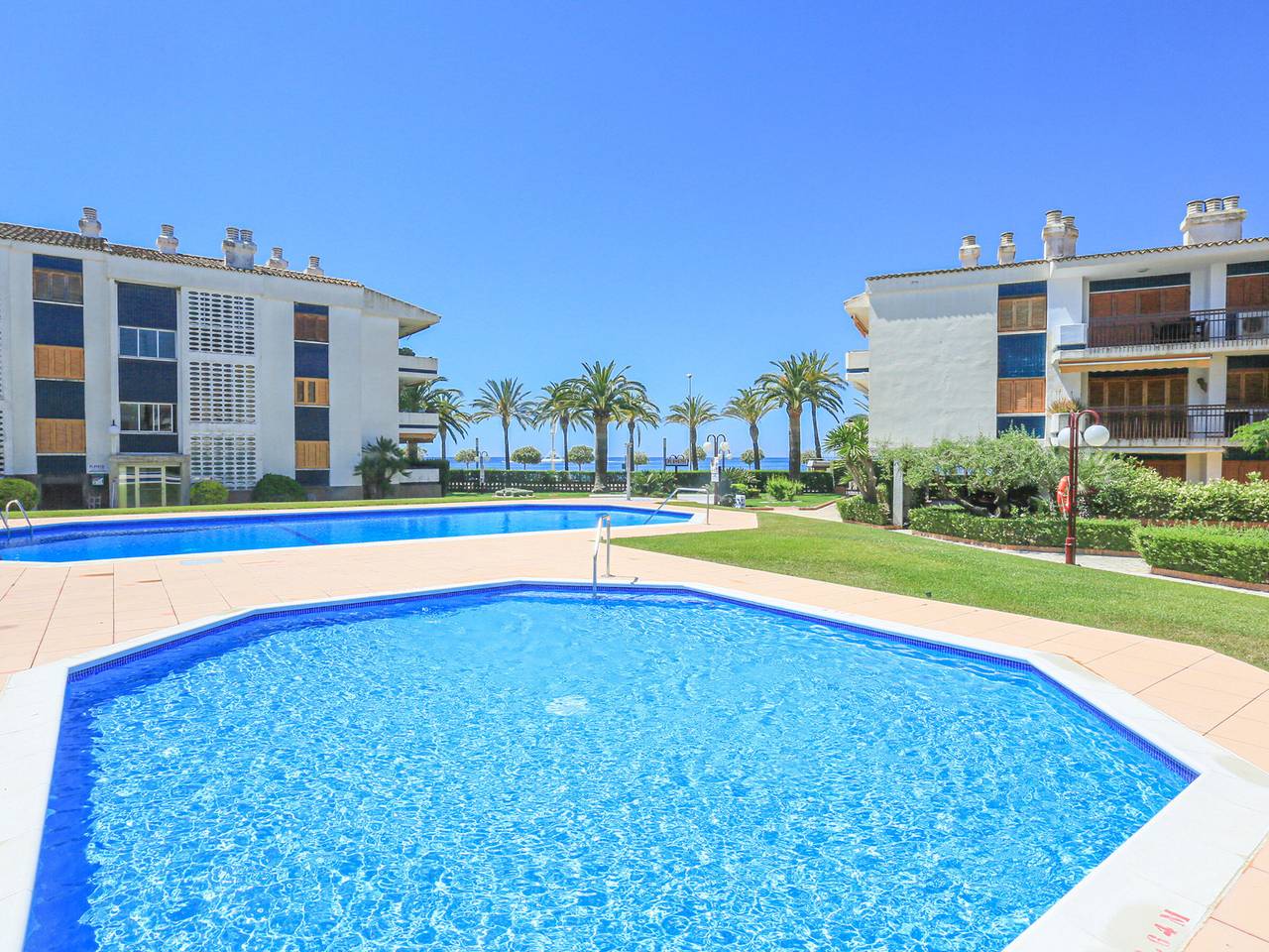 Entire apartment, Beachfront Apartment in Cambrils for 5 with Pool, Terrace & A/C in Cambrils, Costa Dorada