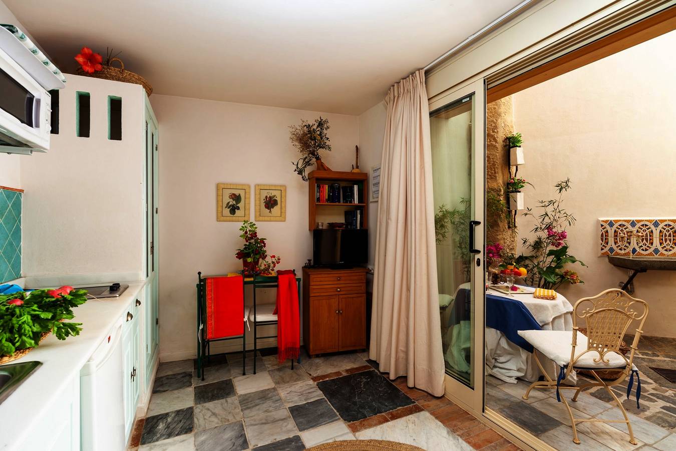Appartamento intero, Monolocale "Gloria 1" vicino alla spiaggia con terrazza, cortile andaluso e Wi-Fi in Conil de la Frontera, Costa de la Luz