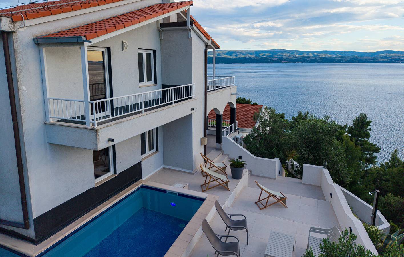 Modernes 2-Zimmer-Apartment mit Pool, Terrasse und Strandzugang (100 m) in Stanici, Omis-Riviera