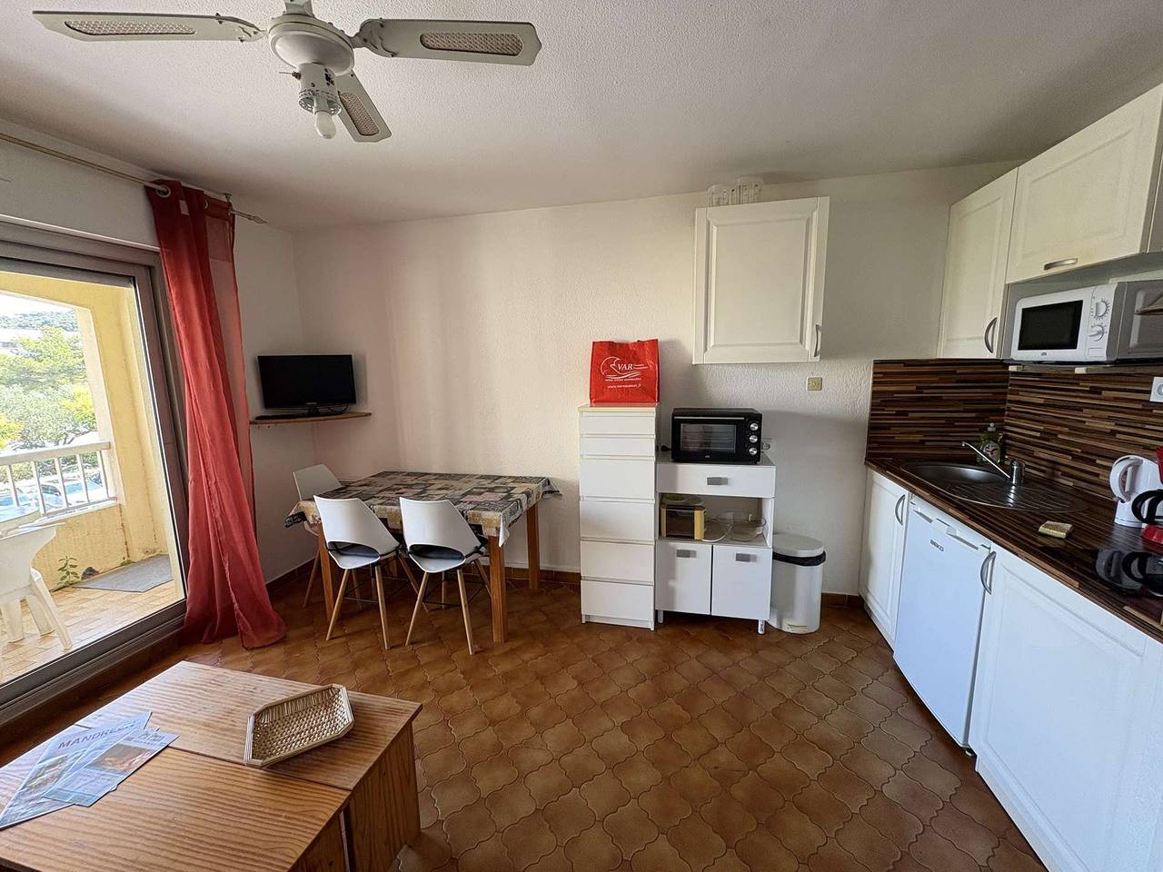Ganzes Studio, Strand und Geschäfte 300 m zu Fuß entfernt in Saint-Mandrier-sur-Mer, Toulon Region