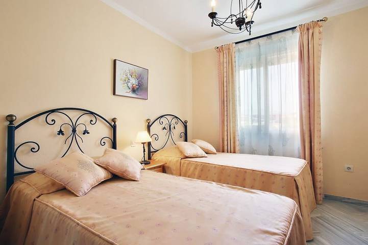 Maison en bord de mer, jardin privatif, terrasse tropézienne et Jacuzzi in Reinoso, Estepona
