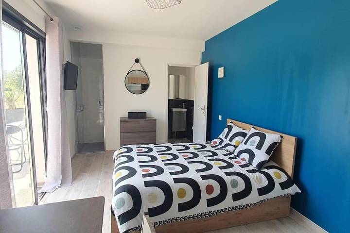 Location de vacances pour 2 personnes, avec vue ainsi que terrasse et piscine à Istres - 4