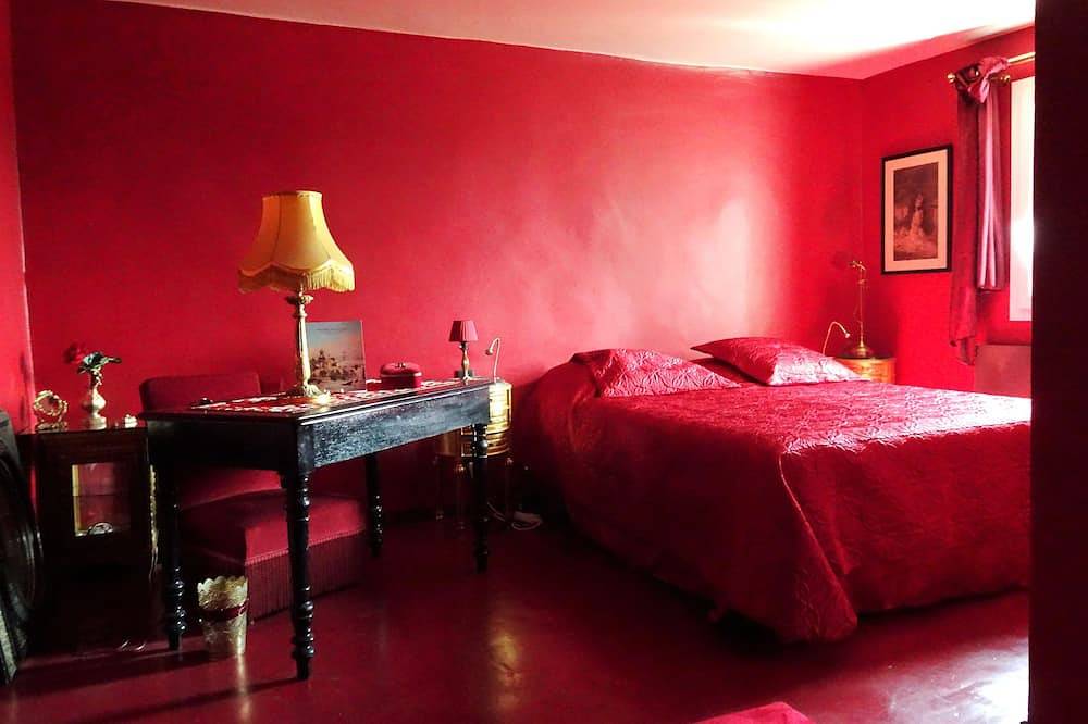 Entire apartment, \"La Dame Au Balcon\" on the village square in Roussillon, Parc naturel régional du Luberon