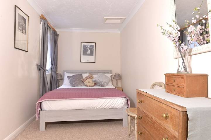 Apartamento entero, Excelente ubicación: capacidad para 5 personas en 2 habitaciones, a solo unos minutos de la playa y la ciudad in Eastbourne, Sussex Oriental