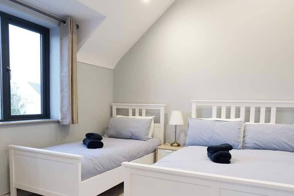 Beach Side Holiday Home, Sleeps 8 in Donegal, County Donegal