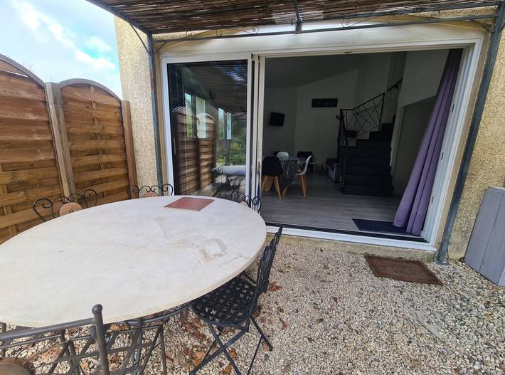 Gîte pour 6 personnes, avec jardin ainsi que piscine et terrasse