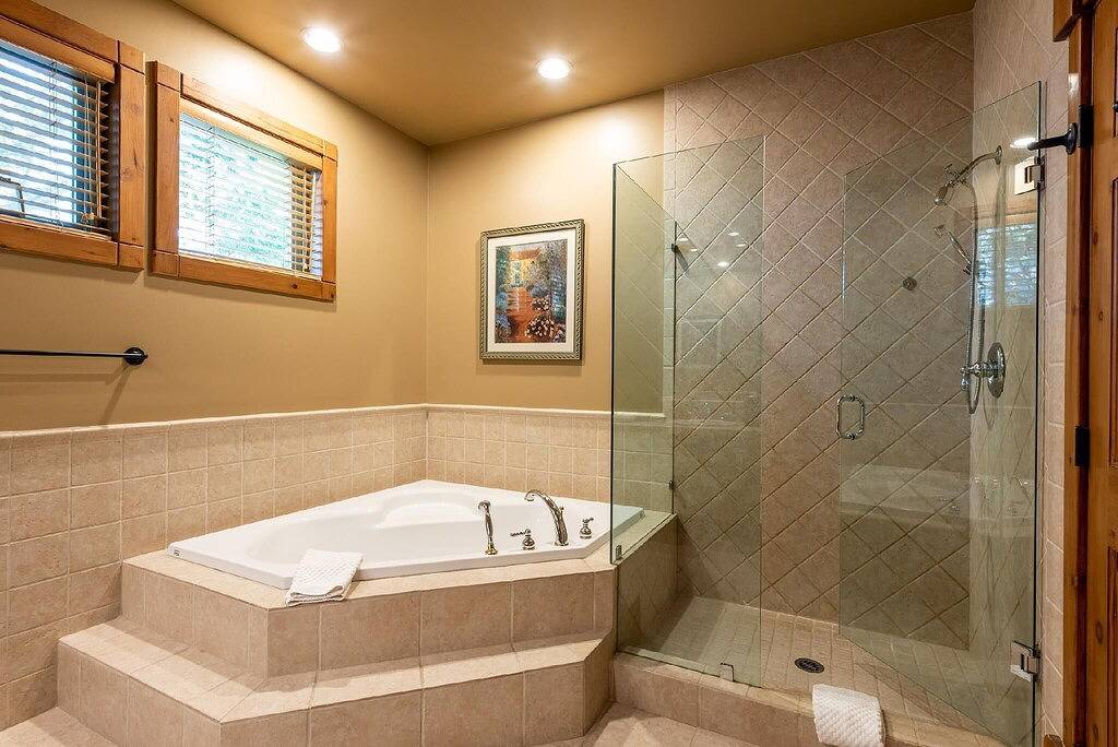 Marmot's Meadow Chalet: Tranquil 14th Fairway - Private Hot Tub in Whistler, Whistler Blackcomb