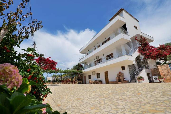 Apartament wakacyjny dla 4 osób, z widok i ogród w Ksamil