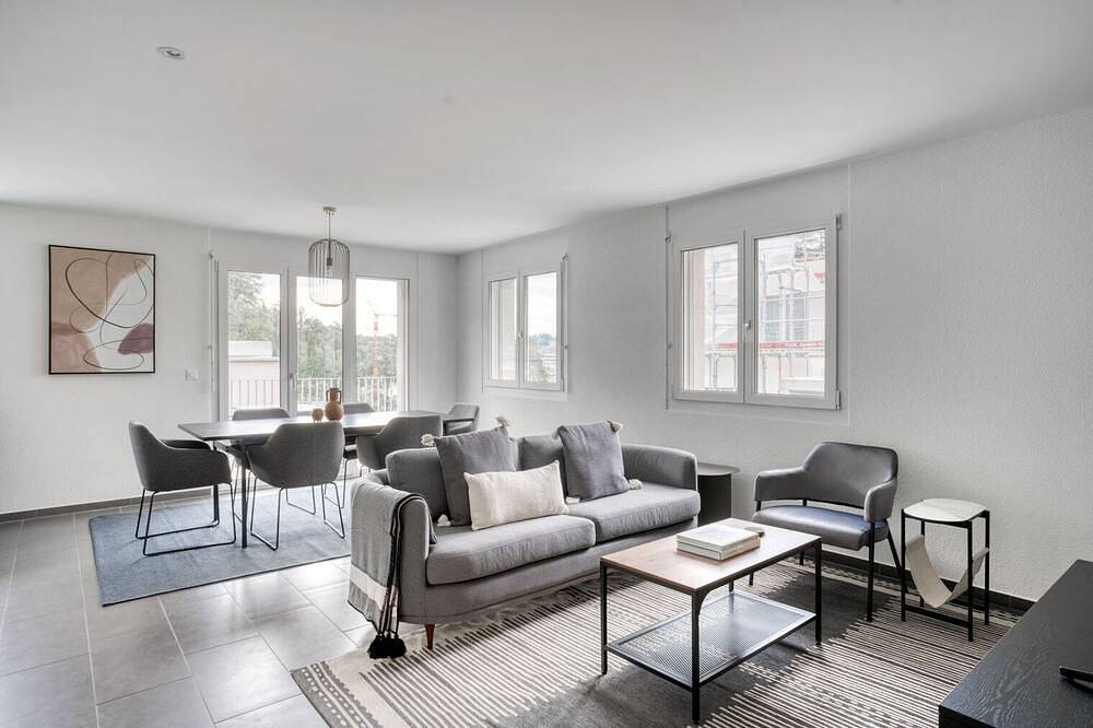 Entire apartment, Airy Leimbach 4.5 Room w/ Storage & W/D, 5 min to Market, by Blueground in Zurich, Zurich district