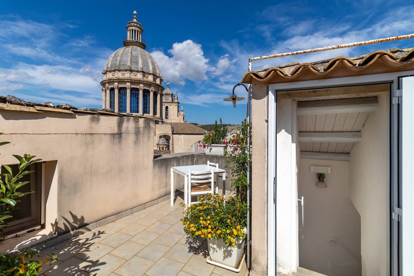 Appartement entier, Appartement 'Caelum Hyblae' avec terrasse privée, Wi-Fi et climatisation in Ragusa, Province de Ragusa