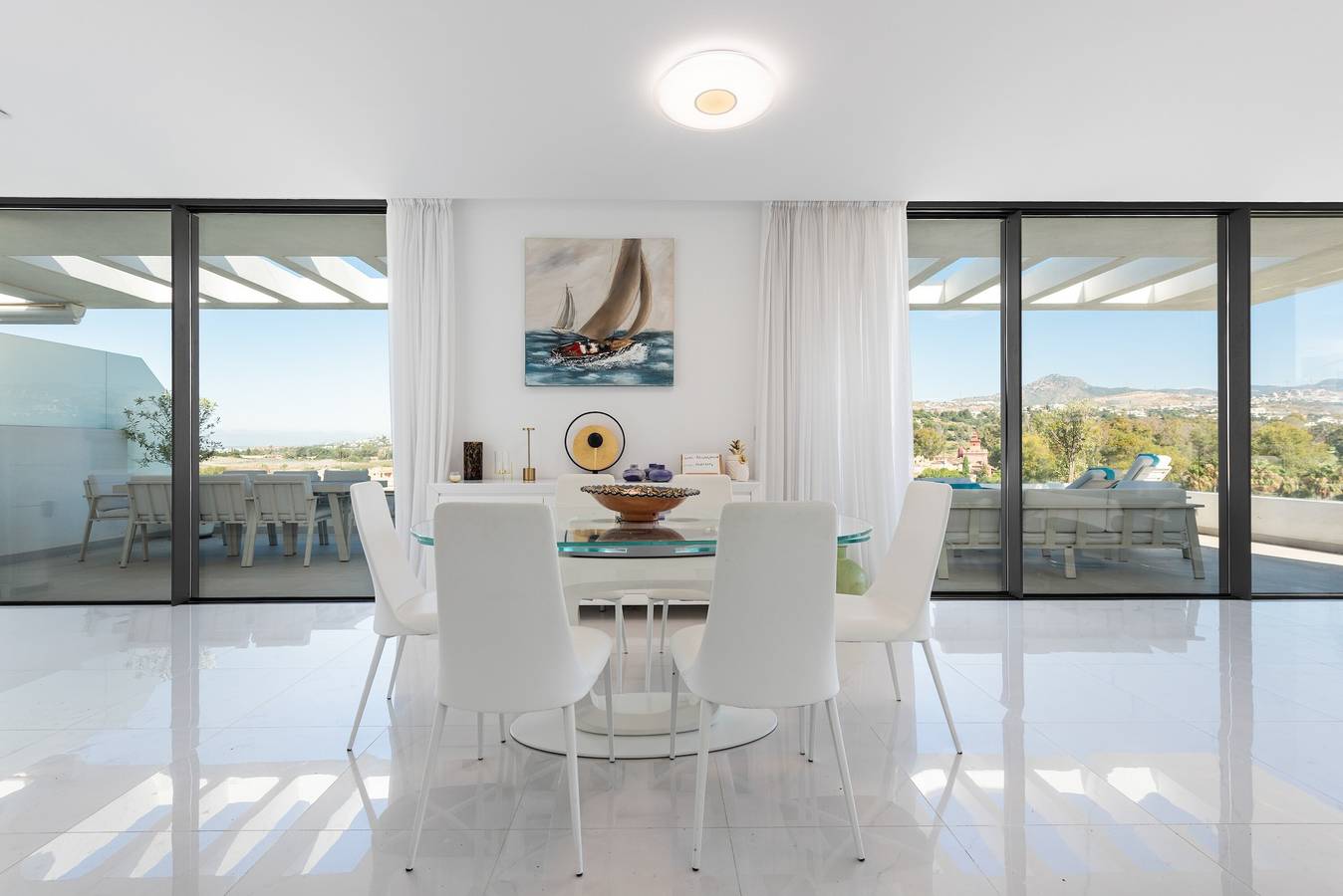 Apartamento inteiro, Apartamento 'Cataleya 6, Atico 3-B' com vista para a montanha, Wi-Fi e ar condicionado in Urbanización Márquez de Atalaya, Estepona