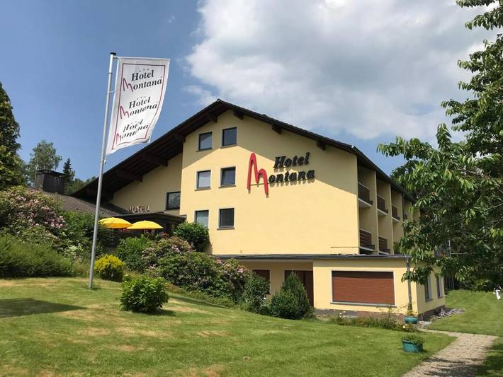 Hotel, mit Balkon und Terrasse sowie Garten und Pool in Marienheide