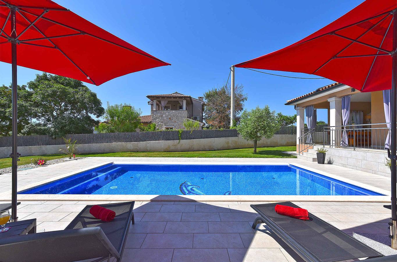 Casa vacacional con piscina y jardín cocina  in Divšići, Costa sur de Istria