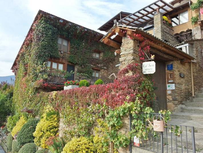 Casa rural con piscina para 3 personas, con vistas y terraza además de jardín y piscina en Alto Urgel