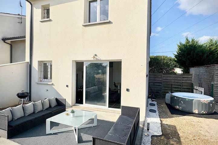 Location de vacances pour 11 personnes, avec jacuzzi et jardin à Ambarès-et-Lagrave