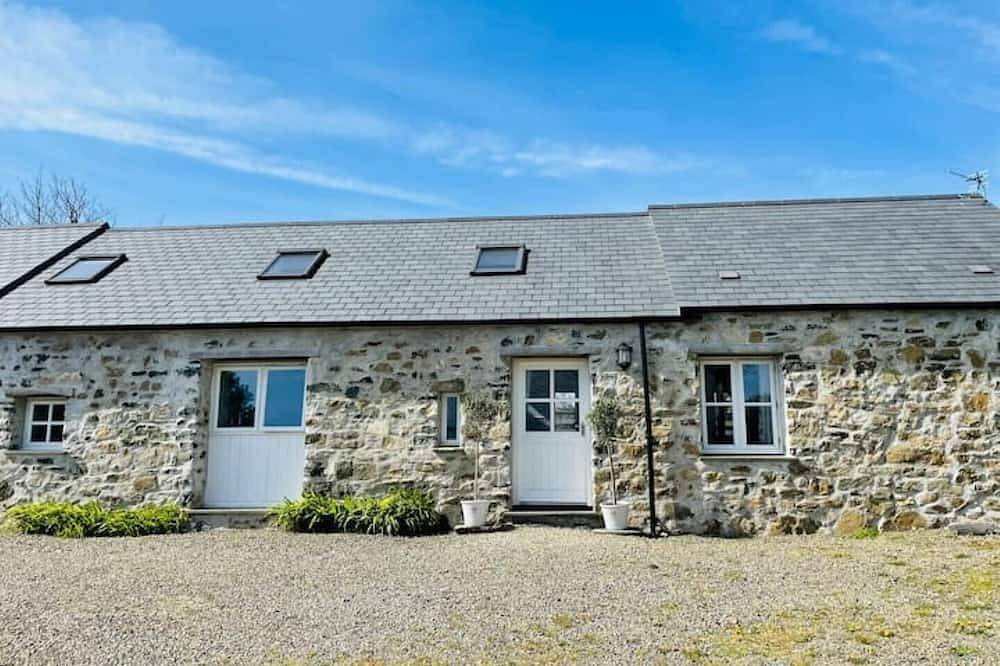 Stylish, family friendly Pembrokeshire Bluestone Barn in idyllic coastal setting in Goodwick, Pembrokeshire