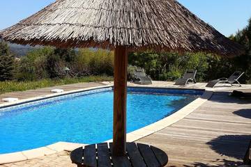 Gîte pour 6 personnes, avec piscine ainsi que jardin et terrasse, animaux acceptés à Saint-Andéol-de-Vals
