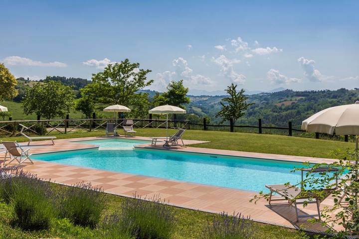 Casa vacanza per 16 persone, con Terrazza e Giardino nonché Piscina a Altidona