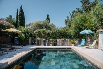 « Le Mazet Les Floralies en Provence » avec vue montagne, piscine partagée et terrasse privée