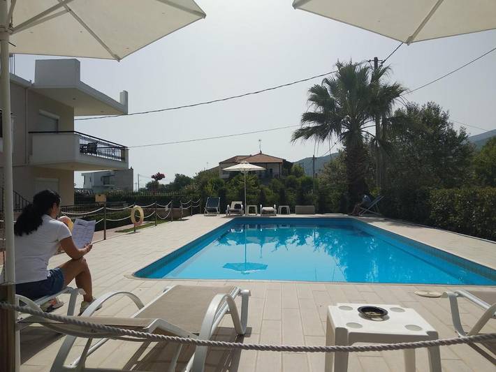 Gîte pour 3 personnes, avec Balcon et Terrasse ainsi que Jardin et Piscine dans Stavros - 3