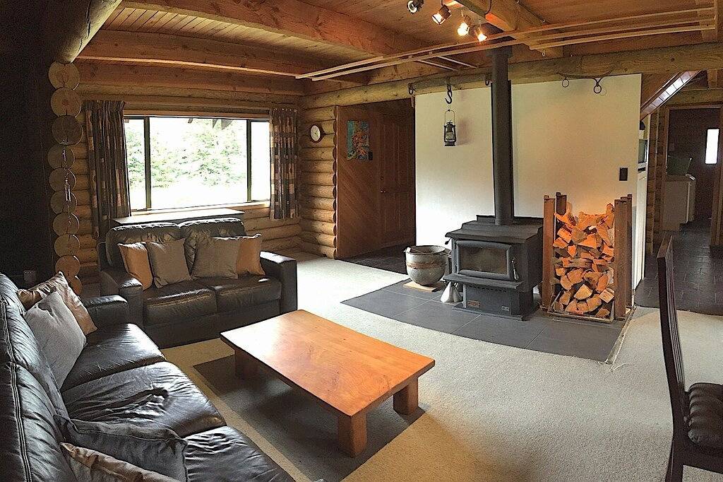 Spacious log chalet with free Wifi, great for a few families in Hurunui District