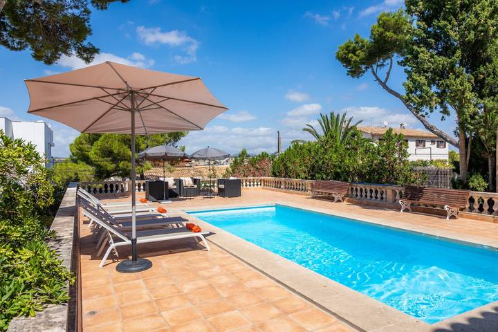 Bonita Villa Porto con Wi-Fi, balcón, terraza, jardín y piscina; aparcamiento en la calle disponible in Porto Cristo, Manacor