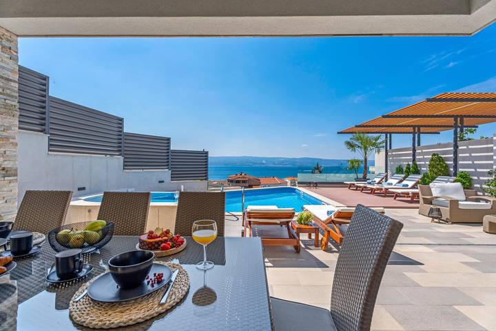 Luxuriöse Villa Bane mit beheiztem Pool, Whirlpool, Billard, 120 m vom Sandstrand entfernt in Dugi Rat, Omis-Riviera