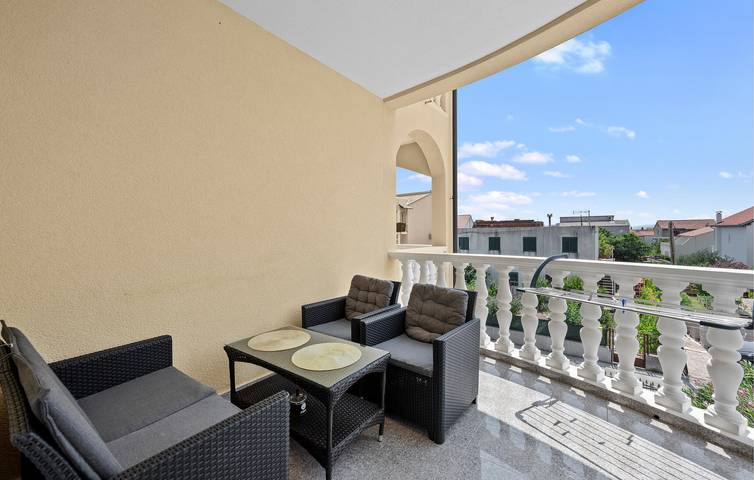 Ganze Ferienwohnung, Gemütliche 62 m² große Wohnung mit Terrasse, WLAN und Parkplatz in Strandnähe (1 km) in Vodice, Šibenik-Knin