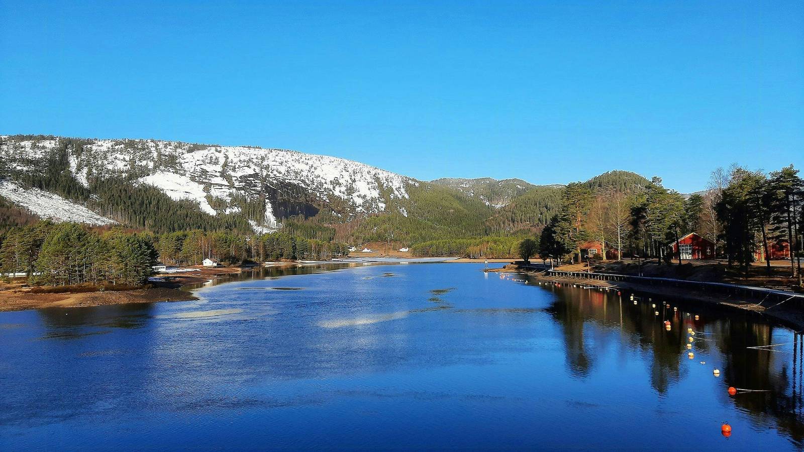 Hütte mit Steg am Fluss Otra im Setesdal in Bygland