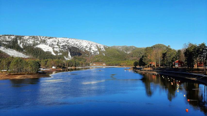Hütte mit Steg am Fluss Otra im Setesdal in Bygland