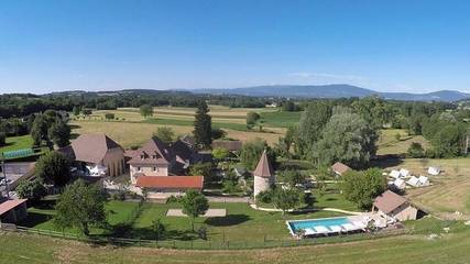 Hôtel pour 2 personnes, avec jacuzzi et piscine ainsi que sauna et jardin à Vignieu