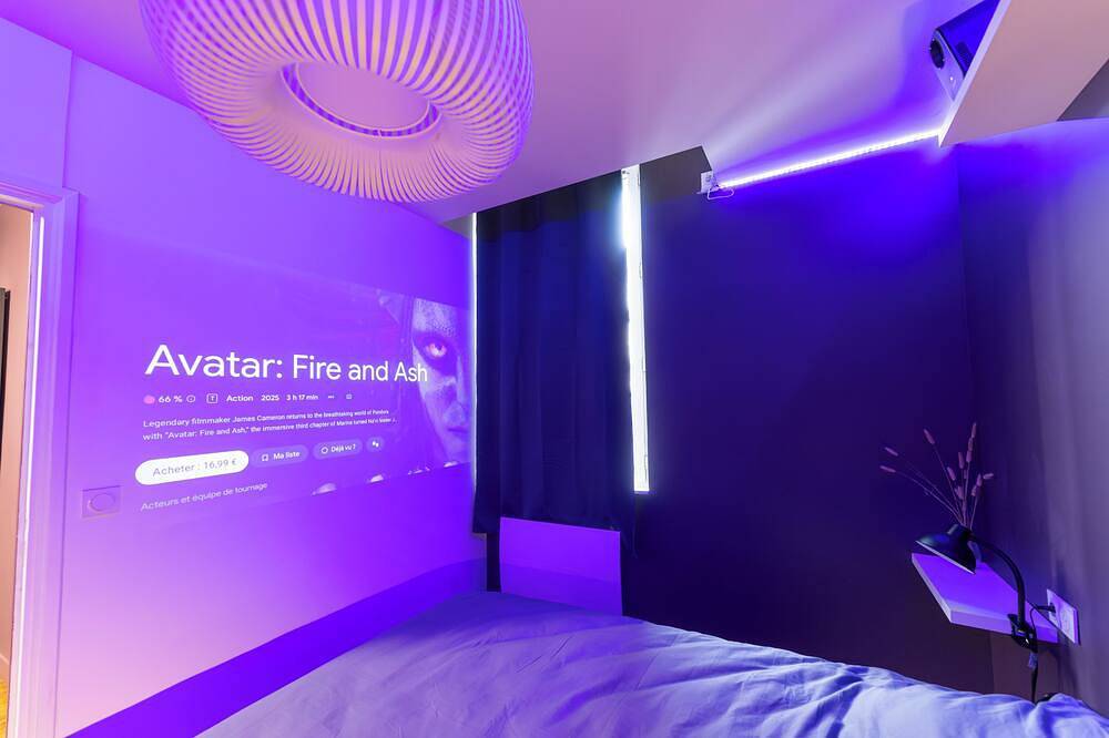 Ganze Wohnung, L'Écrin Pourpre - Private Cinema - Video projector - Hypercentre- Wifi in Angoulême, Charente