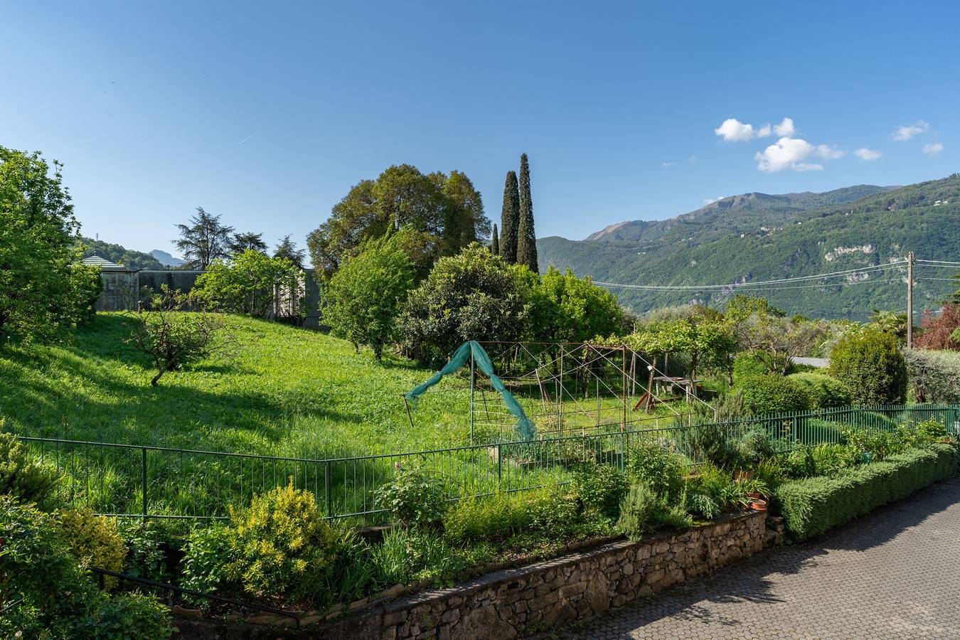 Ganze Wohnung, Jasmine Lilla - apartment in villa with terrace in Lierna, Westliche Bergamo-Alpen