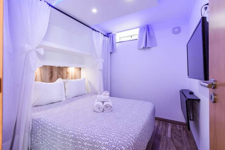 Entire apartment, Small Apartment with shared patio, 200 meters, 3 min by foot, of Peniche Beach in Leiria District