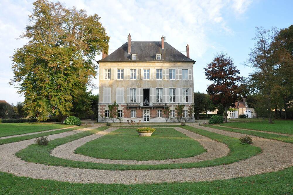 Dream room in 18th century manor house in Senlis, Oise
