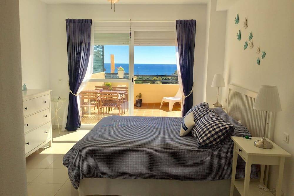Townhouse with sea view walking distance to the beach - 1 in Urbanizacion Calahonda, Mijas