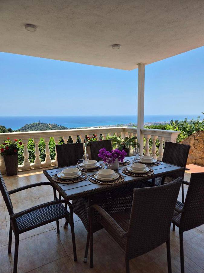 Casa rural para 8 personas, con jardín además de piscina y jacuzzi en Santa Susana