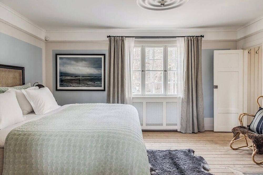 A restored 1911 waterfront estate on Skarpö — 7 bedrooms, private dock, and wood-fired sauna in Vaxholm, Stockholmer Schärengarten