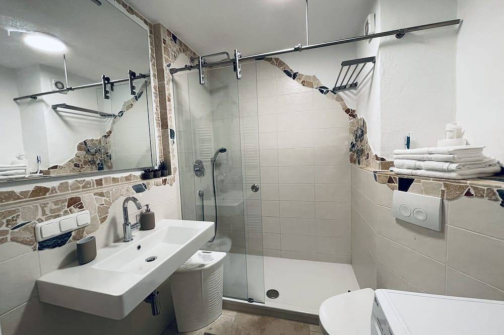 Modern vacation apartment \"La Fredo\" near Lake Starnberg, 5 minutes' walk to public transport in Wolfratshausen, Tölzer Land