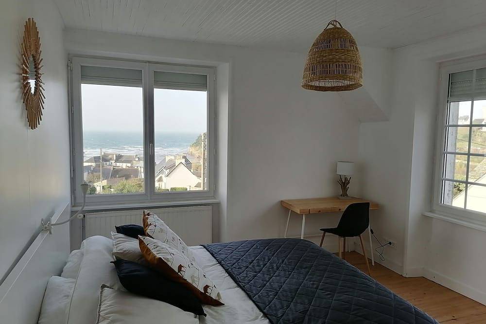 Spacious villa with sea view, 200 m from the beach. in Saint-Nic, Châteaulin region