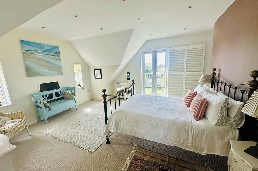 5 bedroom family friendly Beach House, close to beach and village. in West Wittering, West Sussex