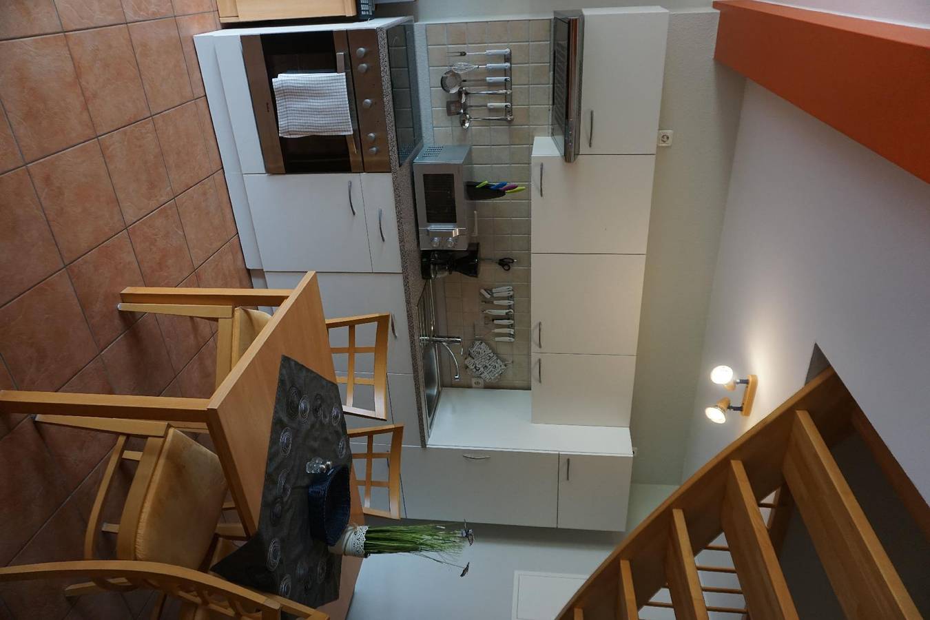 Ganze Ferienwohnung, Maisonettewohnung mit Wendeltreppe zum Schlafbereich und kleiner Eingangsterrasse im Nebengebäude in Rheinsberger See, Rheinsberg