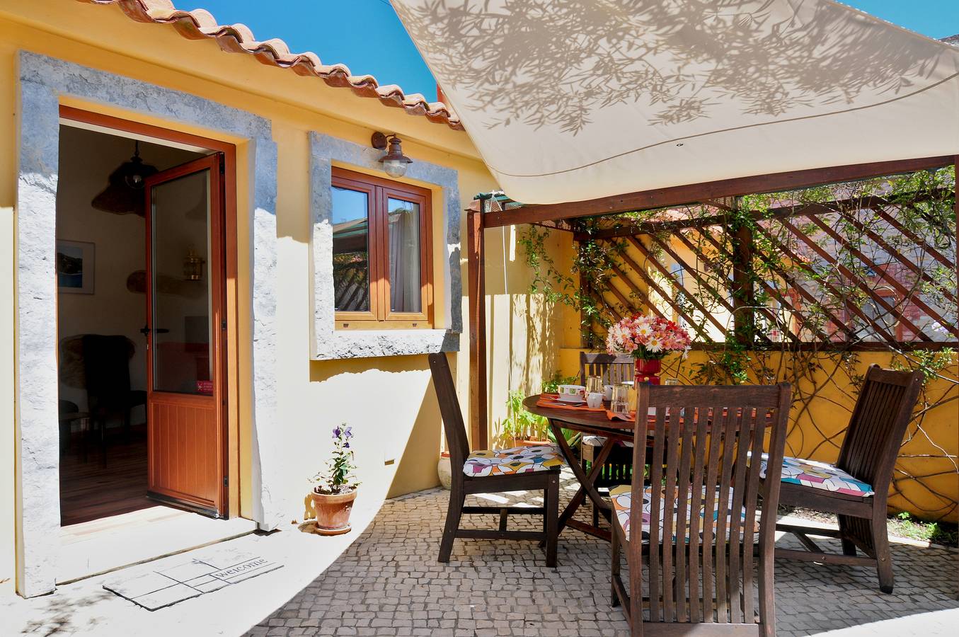 Charmantes Ferienhaus mit 2 Schlafzimmern in einem Küstendorf in Salir do Porto, Tornada e Salir do Porto