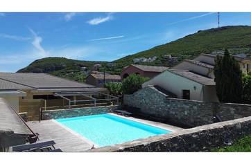 Gîte pour 2 personnes, avec vue ainsi que terrasse et piscine à Sisco