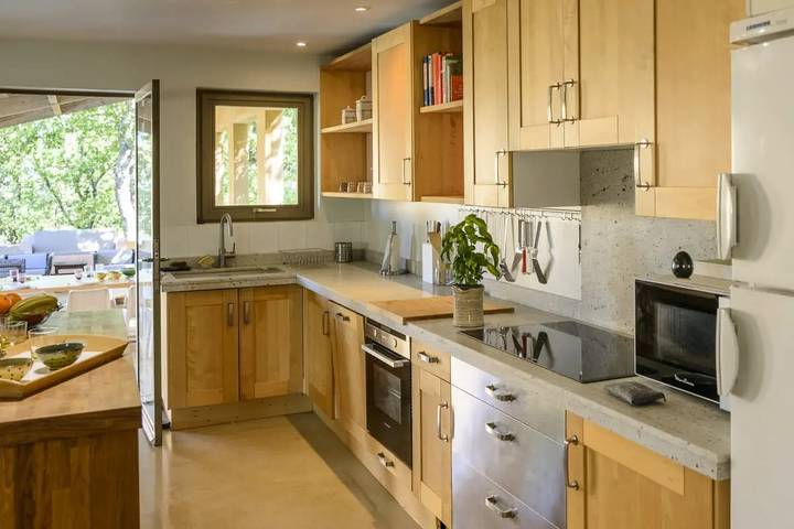 Location de vacances pour 12 personnes, avec jardin ainsi que piscine et terrasse à Roussillon - 2