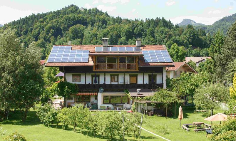 Ferienwohnung für 4 Personen, mit Balkon und Terrasse sowie Garten und Ausblick in Kaisergebirge