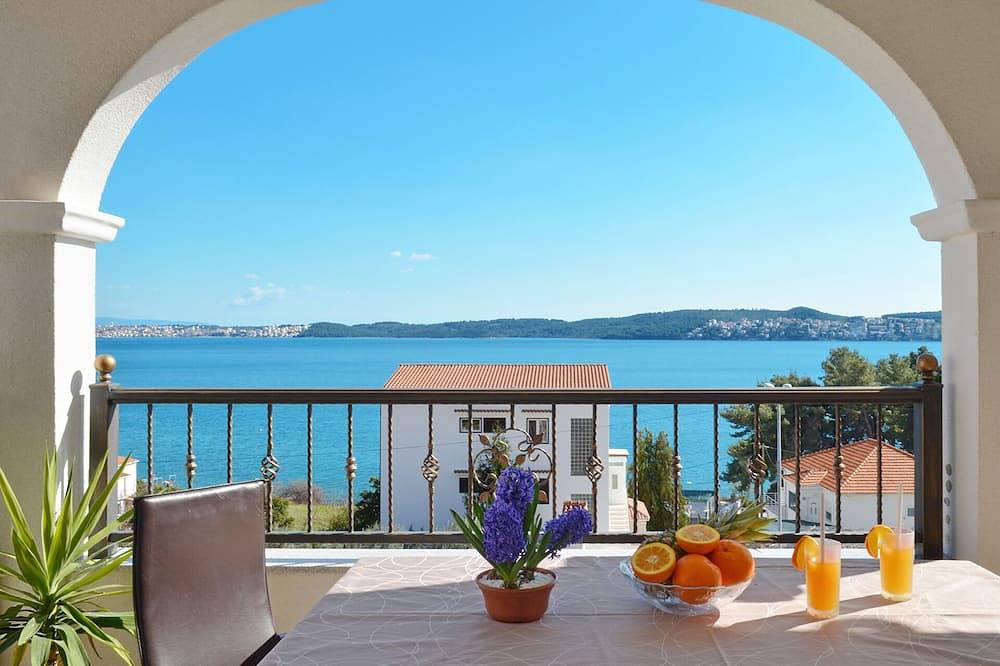 Appartement entier, Arte, appt spacieux avec vue sur la mer, 4 + 1 personnes, à 80m de la plage in Trogir, Split-Dalmatie